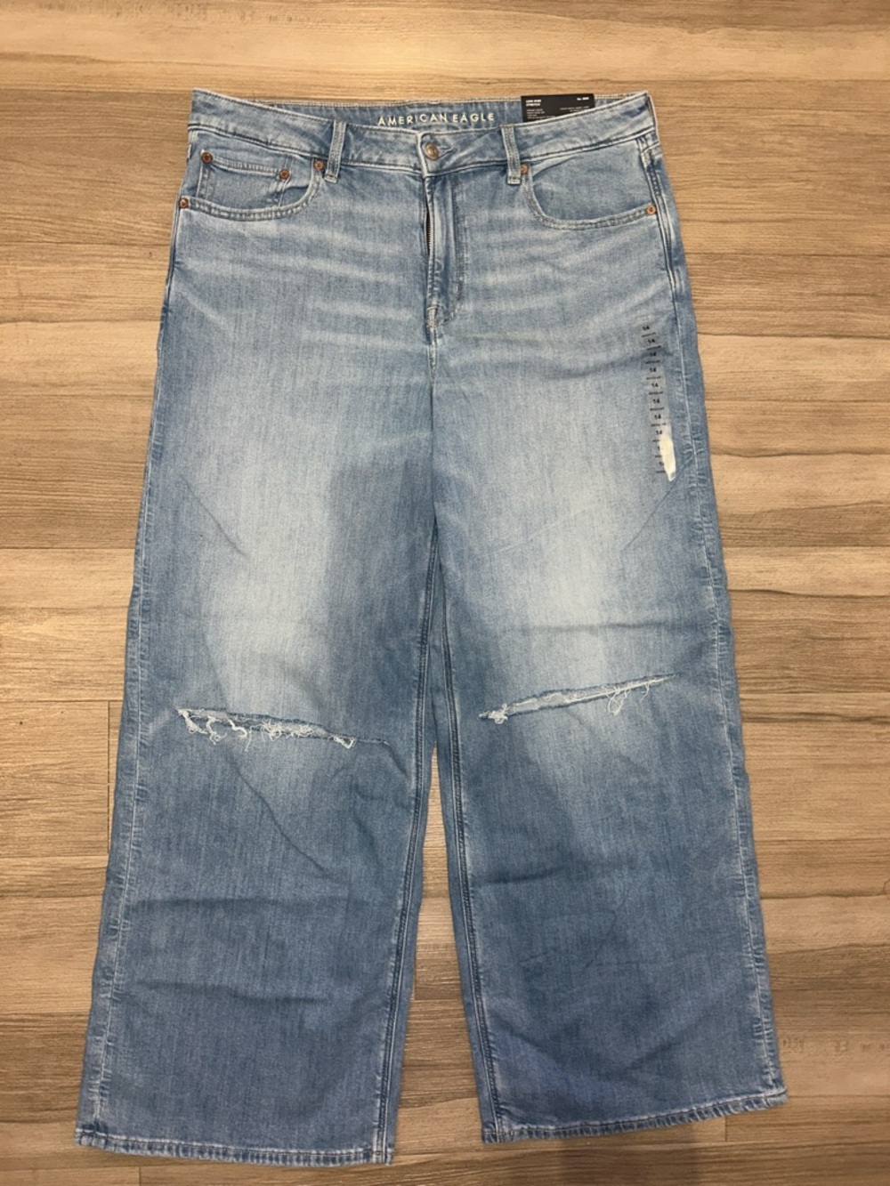 NWT American Eagle Outfitters Light Wash Wide Leg Distressed Jeans